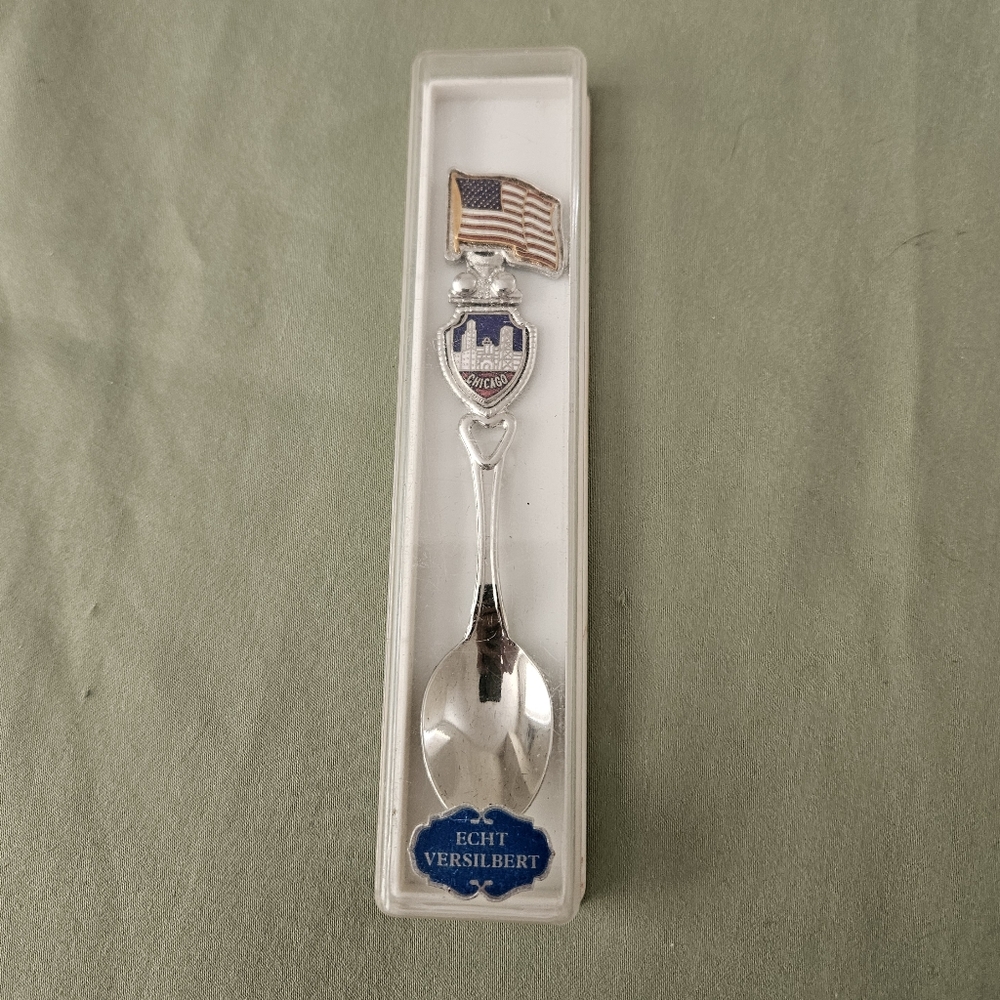Vintage Chicago USA Souvenir Spoon with American Flag in a box @Fort 1981